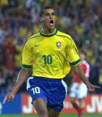 对足球的持 对足球的持